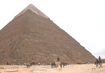 the pyramid with tiny people in front