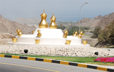 Teapot fountain along the side of the roadway